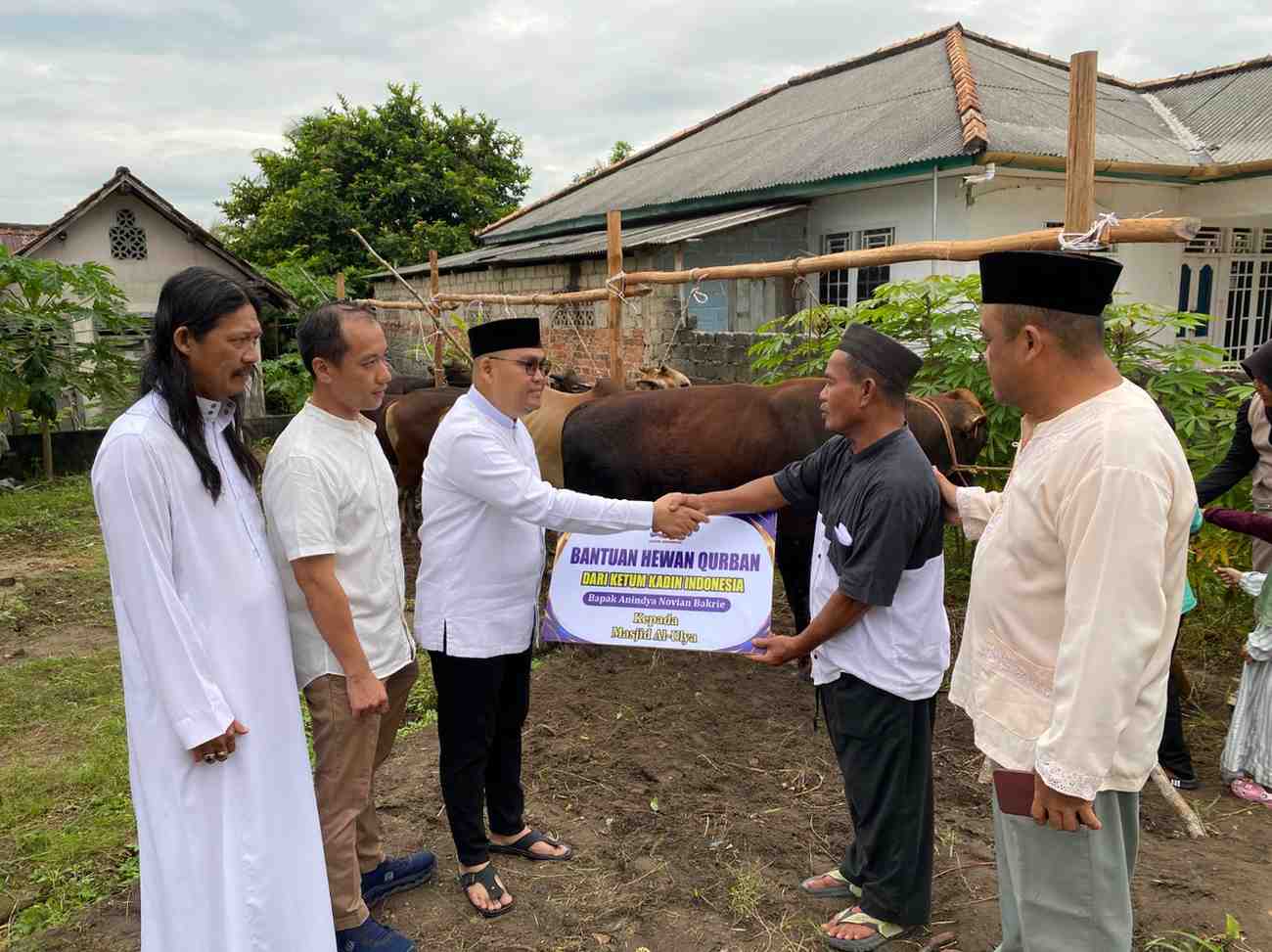 Firman Dyah serahkan Hewan Qurban wakili Ketua umum Kadin