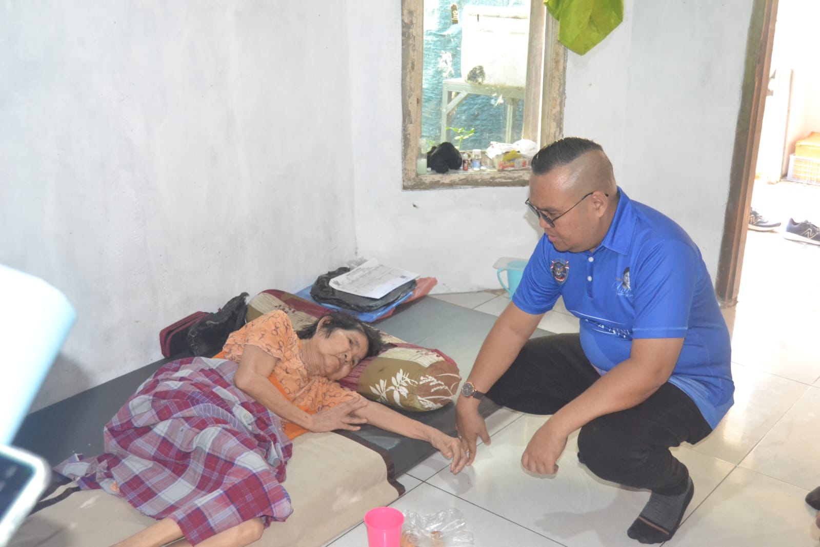Plt Ketua DPC Demokrat Pangkalpinang Firman Dyah Kunjungi Warga RT 02 Rosma penderita Penyakit Diabetes dalam Rangkaian Aksi Langit Biru Indonesia Asri